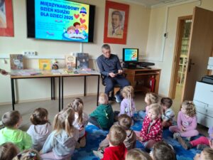 Międzynarodowy Dzień Książki dla Dzieci. Zajęcia edukacyjne dla dzieci z grupy Kotki z Niepublicznego Przedszkola SŁONECZKO