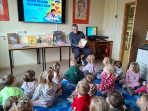 Międzynarodowy Dzień Książki dla Dzieci. Zajęcia edukacyjne dla dzieci z grupy Kotki z Niepublicznego Przedszkola SŁONECZKO