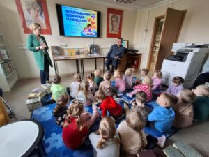 Międzynarodowy Dzień Książki dla Dzieci. Zajęcia edukacyjne dla dzieci z grupy Kotki z Niepublicznego Przedszkola SŁONECZKO