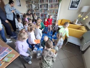 Międzynarodowy Dzień Książki dla Dzieci. Zajęcia edukacyjne dla dzieci z grupy Kotki z Niepublicznego Przedszkola SŁONECZKO