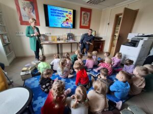 Międzynarodowy Dzień Książki dla Dzieci. Zajęcia edukacyjne dla dzieci z grupy Kotki z Niepublicznego Przedszkola SŁONECZKO