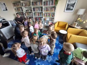 Międzynarodowy Dzień Książki dla Dzieci. Zajęcia edukacyjne dla dzieci z grupy Kotki z Niepublicznego Przedszkola SŁONECZKO