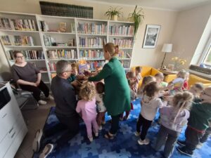 Międzynarodowy Dzień Książki dla Dzieci. Zajęcia edukacyjne dla dzieci z grupy Kotki z Niepublicznego Przedszkola SŁONECZKO