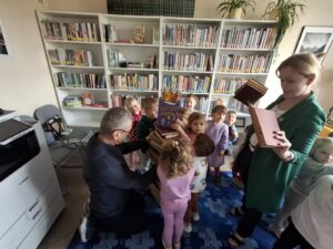 Międzynarodowy Dzień Książki dla Dzieci. Zajęcia edukacyjne dla dzieci z grupy Kotki z Niepublicznego Przedszkola SŁONECZKO