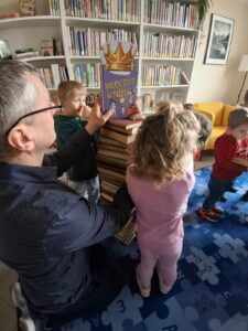 Międzynarodowy Dzień Książki dla Dzieci. Zajęcia edukacyjne dla dzieci z grupy Kotki z Niepublicznego Przedszkola SŁONECZKO