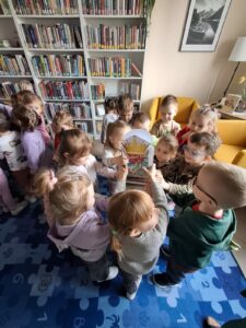 Międzynarodowy Dzień Książki dla Dzieci. Zajęcia edukacyjne dla dzieci z grupy Kotki z Niepublicznego Przedszkola SŁONECZKO