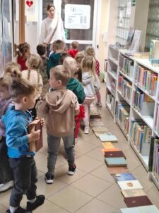 Międzynarodowy Dzień Książki dla Dzieci. Zajęcia edukacyjne dla dzieci z grupy Kotki z Niepublicznego Przedszkola SŁONECZKO