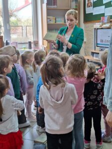 Międzynarodowy Dzień Książki dla Dzieci. Zajęcia edukacyjne dla dzieci z grupy Kotki z Niepublicznego Przedszkola SŁONECZKO