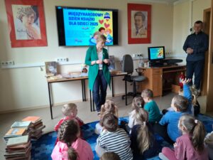 Międzynarodowy Dzień Książki dla Dzieci. Zajęcia edukacyjne dla dzieci z grupy Biedronki z Niepublicznego Przedszkola SŁONECZKO