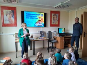 Międzynarodowy Dzień Książki dla Dzieci. Zajęcia edukacyjne dla dzieci z grupy Biedronki z Niepublicznego Przedszkola SŁONECZKO