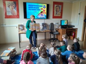 Międzynarodowy Dzień Książki dla Dzieci. Zajęcia edukacyjne dla dzieci z grupy Biedronki z Niepublicznego Przedszkola SŁONECZKO