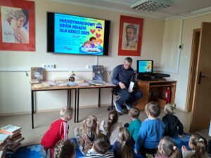 Międzynarodowy Dzień Książki dla Dzieci. Zajęcia edukacyjne dla dzieci z grupy Biedronki z Niepublicznego Przedszkola SŁONECZKO