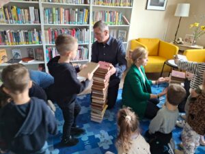 Międzynarodowy Dzień Książki dla Dzieci. Zajęcia edukacyjne dla dzieci z grupy Biedronki z Niepublicznego Przedszkola SŁONECZKO