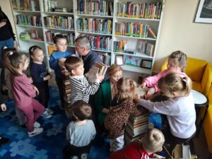 Międzynarodowy Dzień Książki dla Dzieci. Zajęcia edukacyjne dla dzieci z grupy Biedronki z Niepublicznego Przedszkola SŁONECZKO