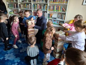 Międzynarodowy Dzień Książki dla Dzieci. Zajęcia edukacyjne dla dzieci z grupy Biedronki z Niepublicznego Przedszkola SŁONECZKO