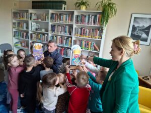 Międzynarodowy Dzień Książki dla Dzieci. Zajęcia edukacyjne dla dzieci z grupy Biedronki z Niepublicznego Przedszkola SŁONECZKO