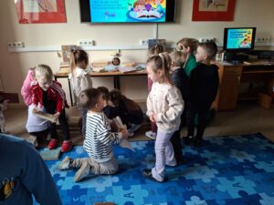 Międzynarodowy Dzień Książki dla Dzieci. Zajęcia edukacyjne dla dzieci z grupy Biedronki z Niepublicznego Przedszkola SŁONECZKO