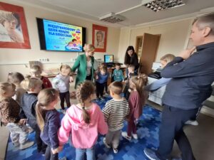 Międzynarodowy Dzień Książki dla Dzieci. Zajęcia edukacyjne dla dzieci z grupy Biedronki z Niepublicznego Przedszkola SŁONECZKO