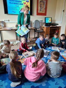 Międzynarodowy Dzień Książki dla Dzieci. Zajęcia edukacyjne dla dzieci z grupy Biedronki z Niepublicznego Przedszkola SŁONECZKO