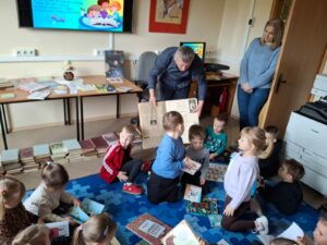 Międzynarodowy Dzień Książki dla Dzieci. Zajęcia edukacyjne dla dzieci z grupy Biedronki z Niepublicznego Przedszkola SŁONECZKO