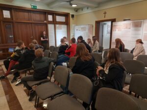 Uczniowie PSP w Kowalkowie podczas zwiedzania Muzeum Regionalnego i w trakcie gry terenowej