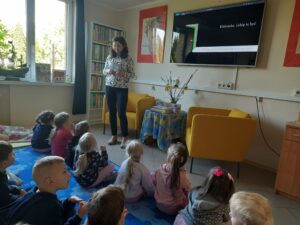 Grupa Motylki z Publicznego Przedszkola Nr 1 w Zwoleniu na wydarzeniu edukacyjnym w ramach Tygodnia Bibliotek