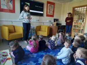 Grupa Motylki z Publicznego Przedszkola Nr 1 w Zwoleniu na wydarzeniu edukacyjnym w ramach Tygodnia Bibliotek