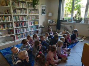 Grupa Motylki z Publicznego Przedszkola Nr 1 w Zwoleniu na wydarzeniu edukacyjnym w ramach Tygodnia Bibliotek