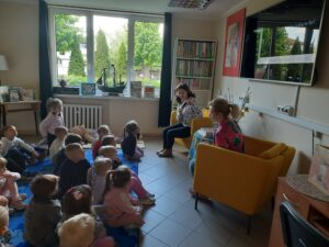 Grupa Motylki z Publicznego Przedszkola Nr 1 w Zwoleniu na wydarzeniu edukacyjnym w ramach Tygodnia Bibliotek