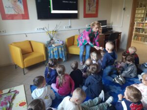 Grupa Motylki z Publicznego Przedszkola Nr 1 w Zwoleniu na wydarzeniu edukacyjnym w ramach Tygodnia Bibliotek