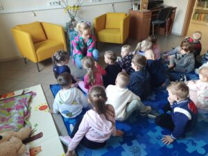 Grupa Motylki z Publicznego Przedszkola Nr 1 w Zwoleniu na wydarzeniu edukacyjnym w ramach Tygodnia Bibliotek