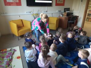 Grupa Motylki z Publicznego Przedszkola Nr 1 w Zwoleniu na wydarzeniu edukacyjnym w ramach Tygodnia Bibliotek