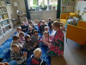 Grupa Motylki z Publicznego Przedszkola Nr 1 w Zwoleniu na wydarzeniu edukacyjnym w ramach Tygodnia Bibliotek