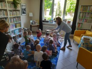 Grupa przedszkolna Promyczki podczas pierwszej wizyty w bibliotece Pedagogicznej w Radomiu Filia w Zwoleniu
