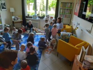 Grupa przedszkolna Promyczki podczas pierwszej wizyty w bibliotece Pedagogicznej w Radomiu Filia w Zwoleniu