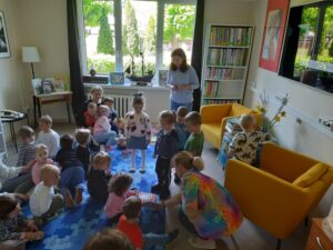 Grupa przedszkolna Promyczki podczas pierwszej wizyty w bibliotece Pedagogicznej w Radomiu Filia w Zwoleniu