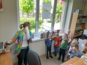 Grupa przedszkolna Promyczki podczas pierwszej wizyty w bibliotece Pedagogicznej w Radomiu Filia w Zwoleniu