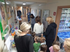 Grupa przedszkolna Promyczki podczas pierwszej wizyty w bibliotece Pedagogicznej w Radomiu Filia w Zwoleniu