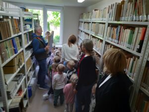 Grupa przedszkolna Promyczki podczas pierwszej wizyty w bibliotece Pedagogicznej w Radomiu Filia w Zwoleniu