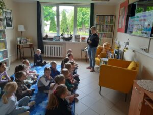 Grupa przedszkolna Muchomorki z Publicznego Przedszkola Nr 1 w Zwoleniu podczas wydarzenia edukacyjnego z okazji Tygodnia Bibliotek