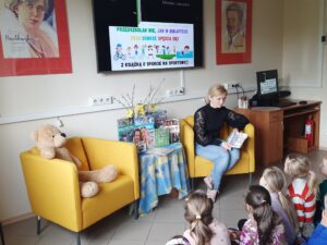 Grupa przedszkolna Muchomorki z Publicznego Przedszkola Nr 1 w Zwoleniu podczas wydarzenia edukacyjnego z okazji Tygodnia Bibliotek
