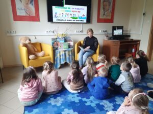 Grupa przedszkolna Muchomorki z Publicznego Przedszkola Nr 1 w Zwoleniu podczas wydarzenia edukacyjnego z okazji Tygodnia Bibliotek