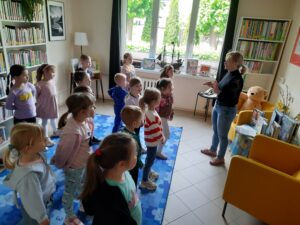 Grupa przedszkolna Muchomorki z Publicznego Przedszkola Nr 1 w Zwoleniu podczas wydarzenia edukacyjnego z okazji Tygodnia Bibliotek