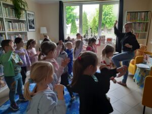 Grupa przedszkolna Muchomorki z Publicznego Przedszkola Nr 1 w Zwoleniu podczas wydarzenia edukacyjnego z okazji Tygodnia Bibliotek