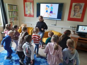 Grupa przedszkolna Muchomorki z Publicznego Przedszkola Nr 1 w Zwoleniu podczas wydarzenia edukacyjnego z okazji Tygodnia Bibliotek