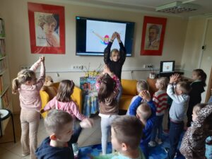 Grupa przedszkolna Muchomorki z Publicznego Przedszkola Nr 1 w Zwoleniu podczas wydarzenia edukacyjnego z okazji Tygodnia Bibliotek