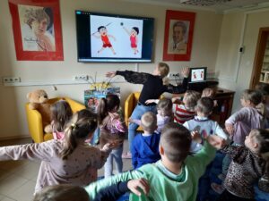 Grupa przedszkolna Muchomorki z Publicznego Przedszkola Nr 1 w Zwoleniu podczas wydarzenia edukacyjnego z okazji Tygodnia Bibliotek