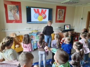 Grupa przedszkolna Muchomorki z Publicznego Przedszkola Nr 1 w Zwoleniu podczas wydarzenia edukacyjnego z okazji Tygodnia Bibliotek