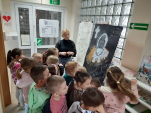 Grupa przedszkolna Muchomorki z Publicznego Przedszkola Nr 1 w Zwoleniu podczas wydarzenia edukacyjnego z okazji Tygodnia Bibliotek