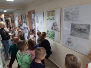 Grupa przedszkolna Muchomorki z Publicznego Przedszkola Nr 1 w Zwoleniu podczas wydarzenia edukacyjnego z okazji Tygodnia Bibliotek